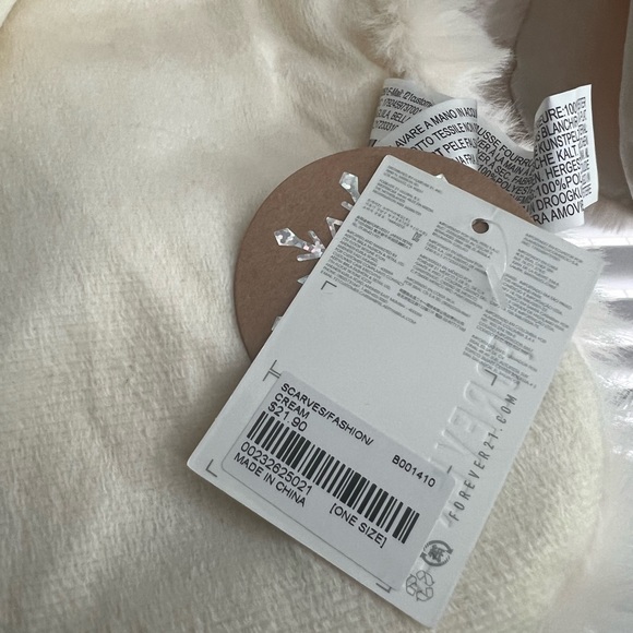 F21 Faux Fur Scarf - Picture 3 of 3